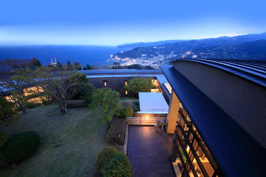 uma vista aérea de uma casa com um quintal em Hotel Grand Bach Atami Crescendo em Atami