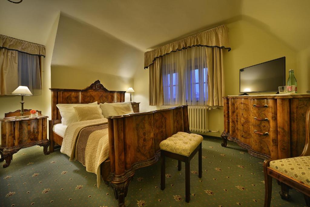 TV a/nebo společenská místnost v ubytování Hotel U 3 Pstrosu