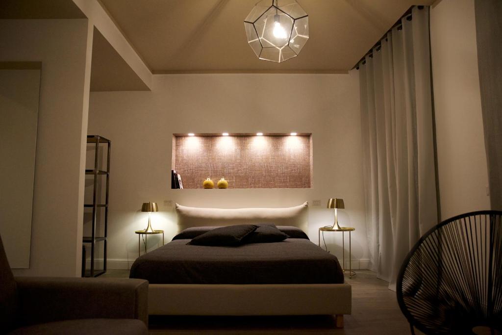 - une chambre avec un lit et des lumières sur le mur dans l'établissement Mixage Living, à Campobasso