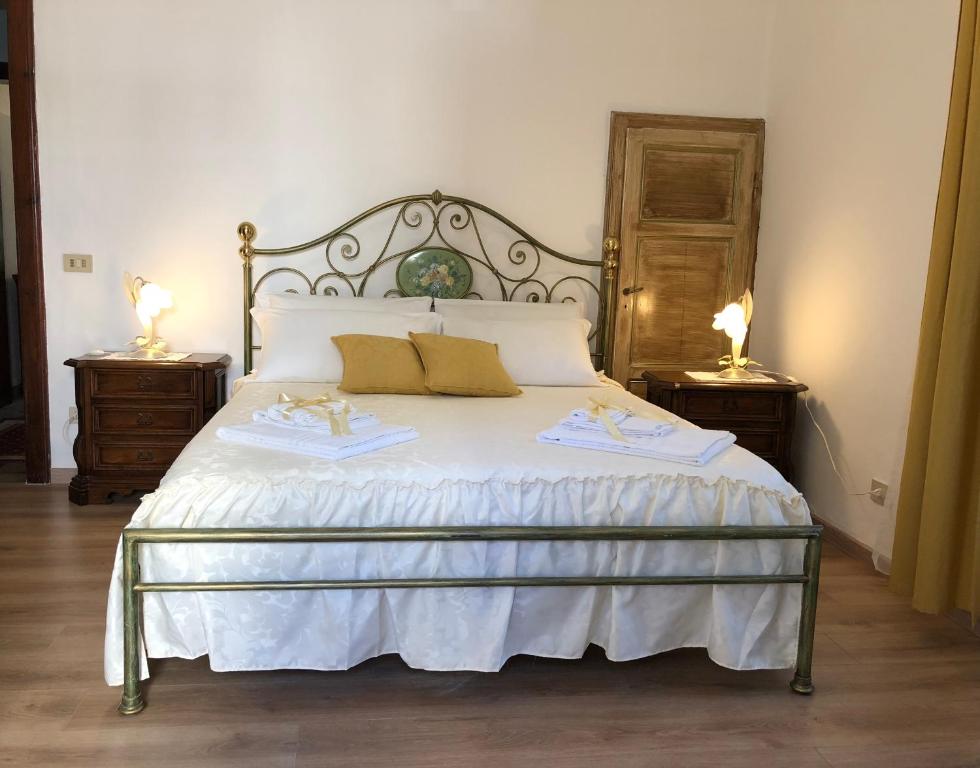 A bed or beds in a room at Relais Puccini