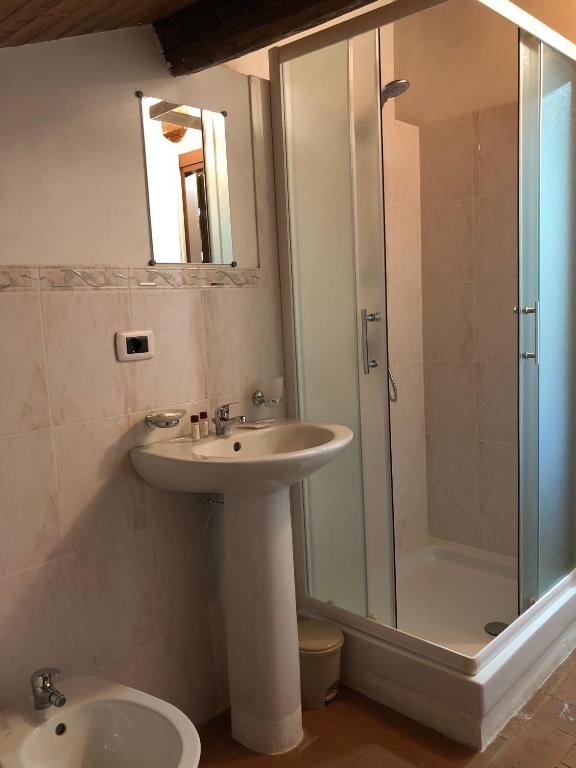 A bathroom at Relais Puccini