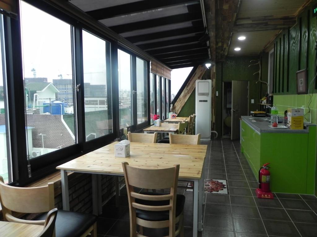 Kuchyň nebo kuchyňský kout v ubytování Jeonju International Hostel
