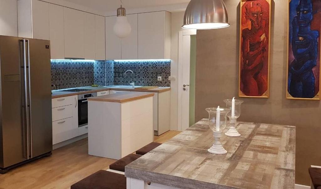 eine Küche mit einem Tisch mit zwei Gläsern darauf in der Unterkunft Luxury Apartments In Top City Center Varna 2 in Warna