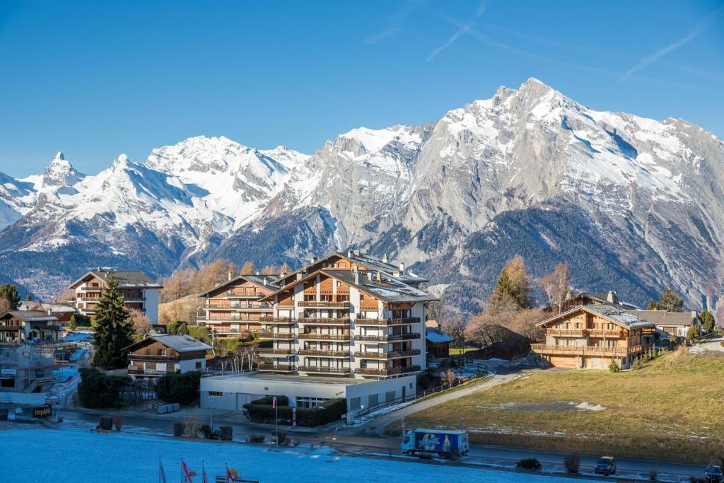 Les Ecluses 15 - in front of ski lift - swimming pool