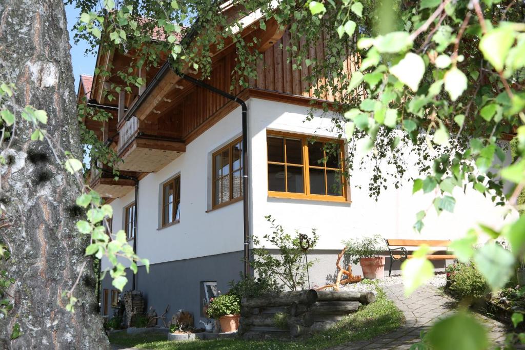 uma casa branca com uma janela amarela em Bio- Erlebnis-Bauernhof-Thonnerhof em Aigen im Ennstal