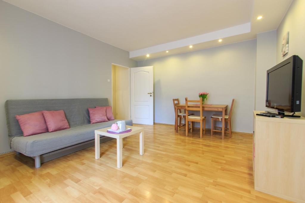 Televízia a/alebo spoločenská miestnosť v ubytovaní Rental Apartments Warecka