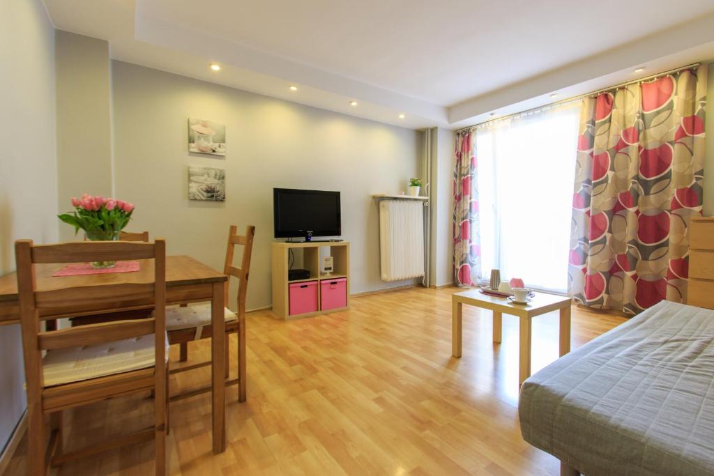 Televízia a/alebo spoločenská miestnosť v ubytovaní Rental Apartments Warecka