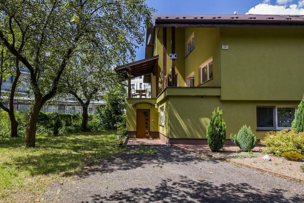 una casa verde con una entrada delante de ella en Parkowa House en Cracovia