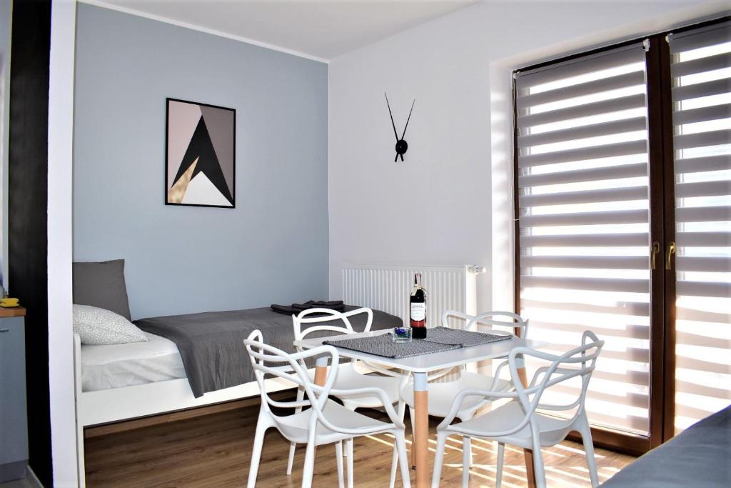 a living room filled with furniture and a table at Apartament Fibra Cappuccino in Rybnik