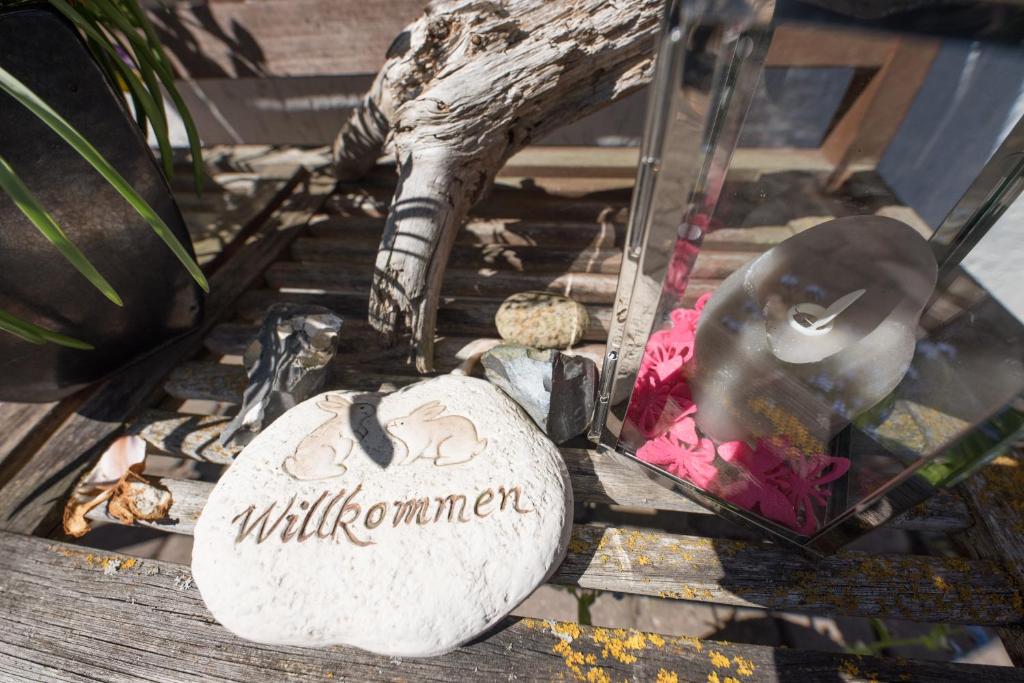 ツィングストにあるFerienwohnungen Hofmannの掟を覚える石