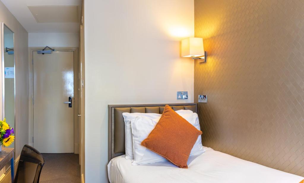 Postel nebo postele na pokoji v ubytování Sidney Hotel London-Victoria