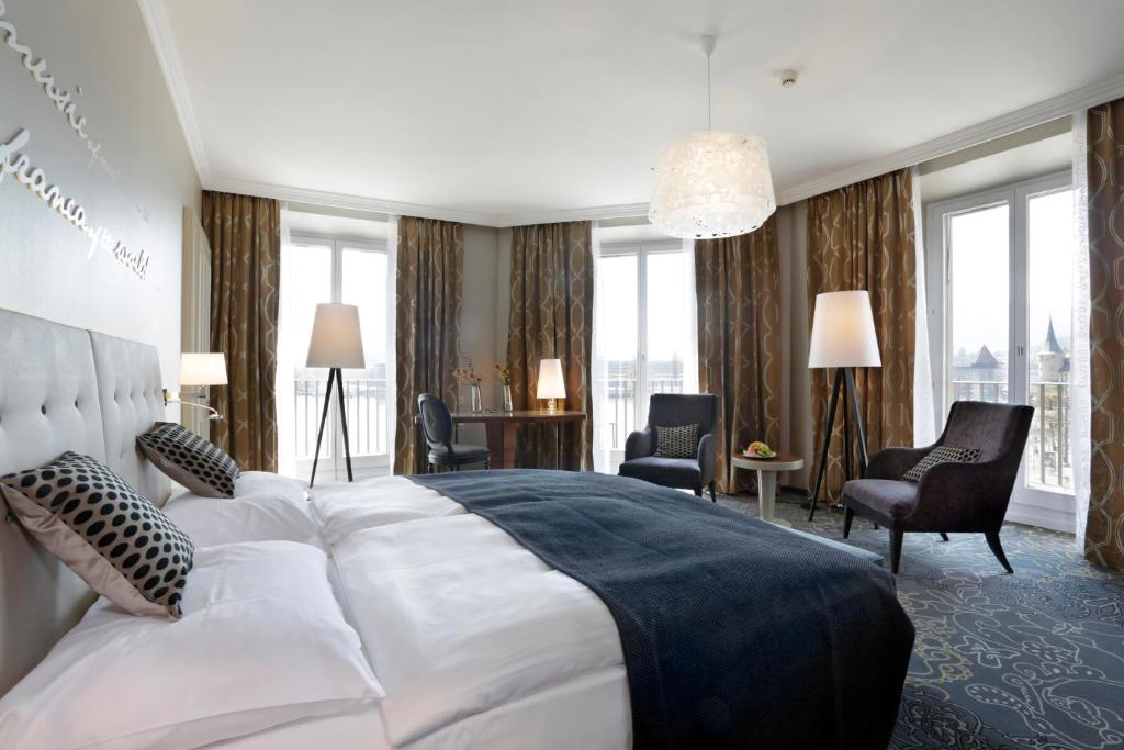 Postel nebo postele na pokoji v ubytování Hotel Schweizerhof Luzern