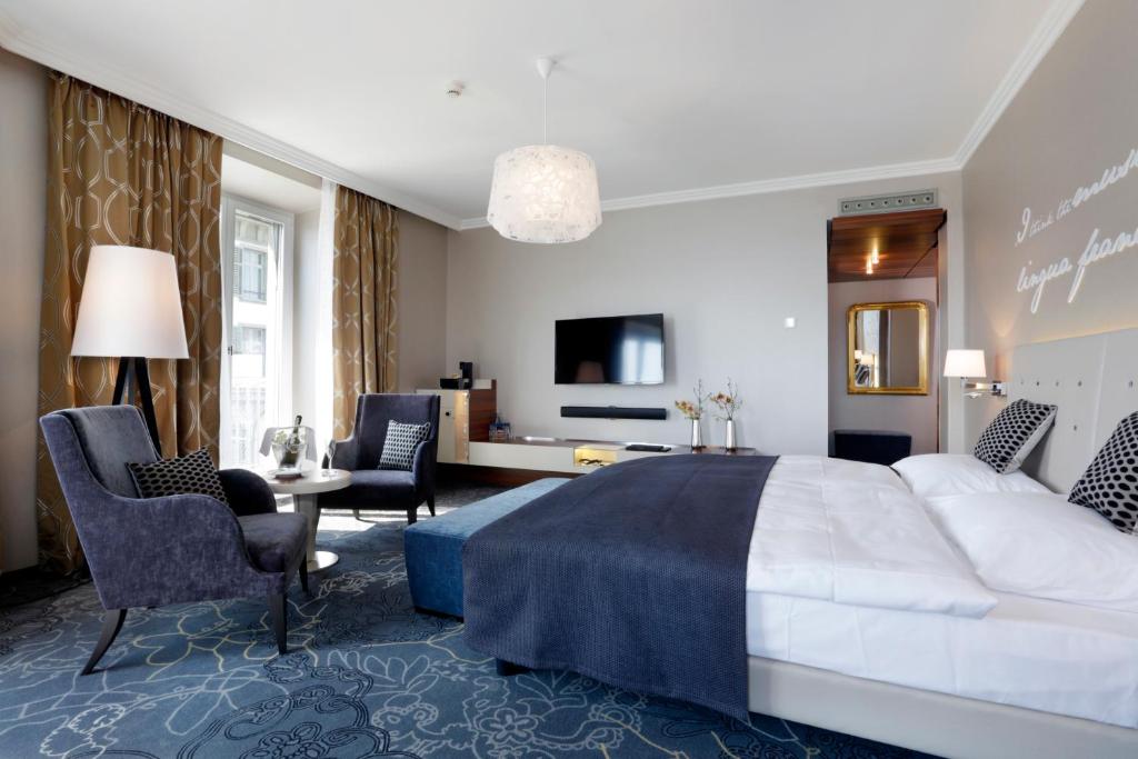 Postel nebo postele na pokoji v ubytování Hotel Schweizerhof Luzern