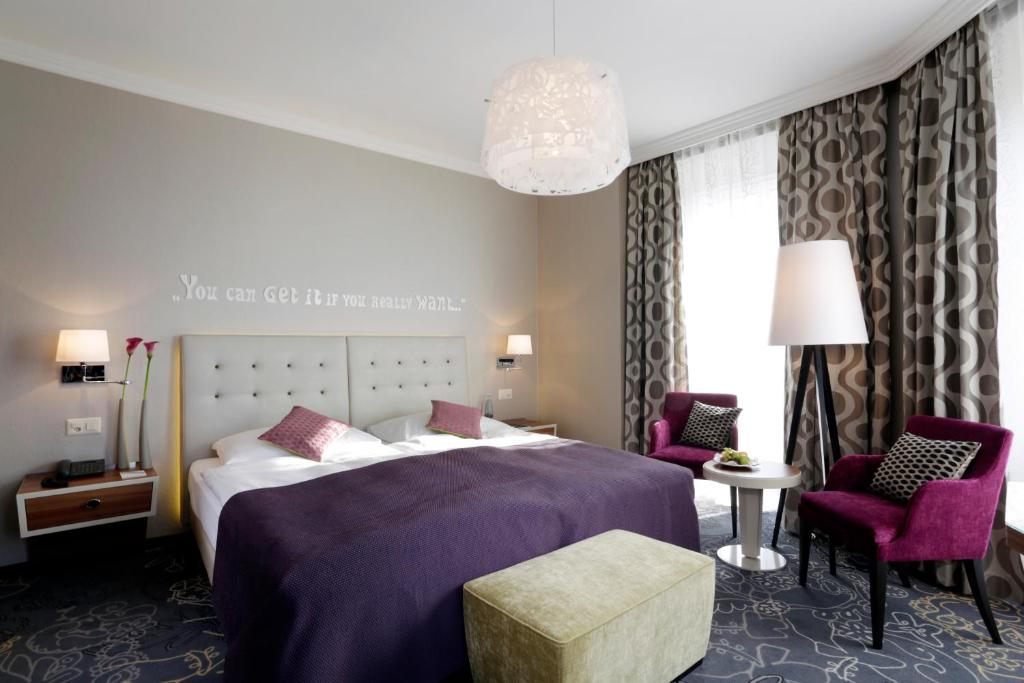 Postel nebo postele na pokoji v ubytování Hotel Schweizerhof Luzern