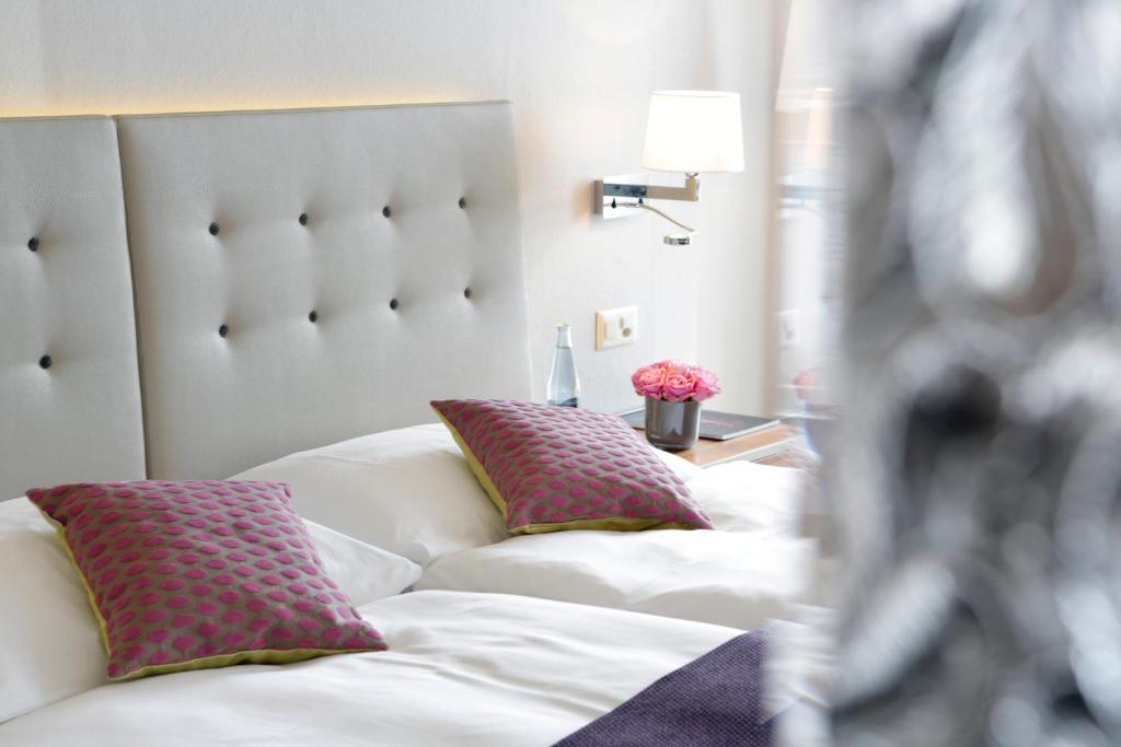 Postel nebo postele na pokoji v ubytování Hotel Schweizerhof Luzern