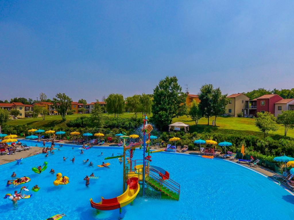 una grande piscina con persone in un parco acquatico di Belvedere Village a Castelnuovo del Garda