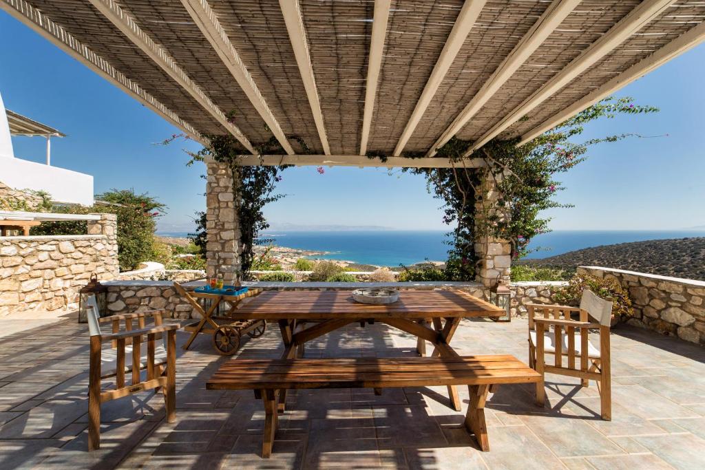 ドリオスにあるTripiti Villaの海の景色を望むパティオ(木製テーブル、椅子付)
