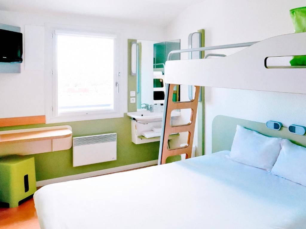 Ein Etagenbett oder Etagenbetten in einem Zimmer der Unterkunft ibis budget Honfleur Centre