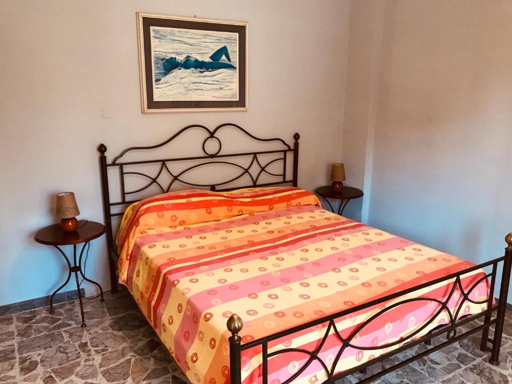 un letto in una camera da letto con due comodini di Lions Residence a Gaeta