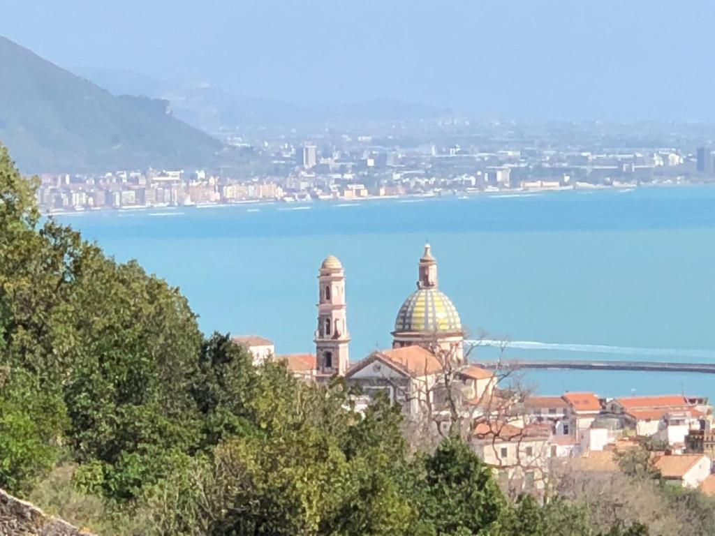 un bâtiment avec une tour d'horloge et l'eau dans l'établissement Casa Nives in Villa Emilia, à Vietri