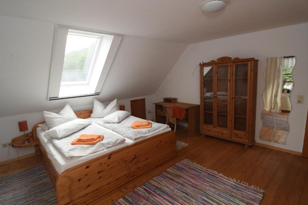 a bedroom with a bed and a window at Ferienwohnung in herrlicher Waldrandlage in Marschkamp