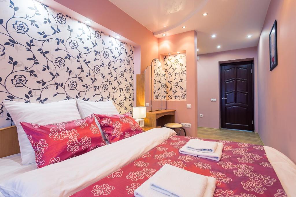 クラスノヤルスクにあるFive Stars Perfect Comfortのベッドルーム1室(赤毛布付きの大型ベッド1台付)