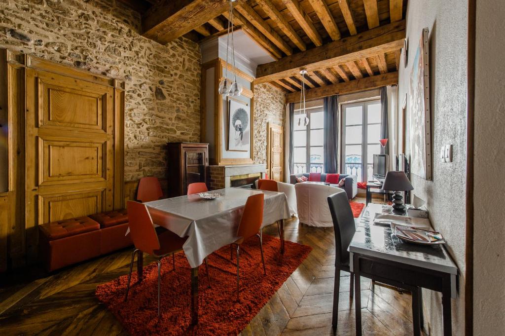 une salle à manger avec une table et des chaises et un salon dans l'établissement Constantine Terreaux, à Lyon
