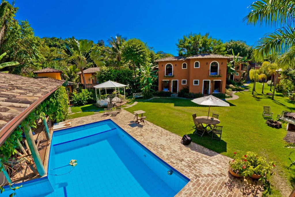 un domaine avec une piscine et une maison dans l'établissement Pousada Terra Madre, à Ilhabela