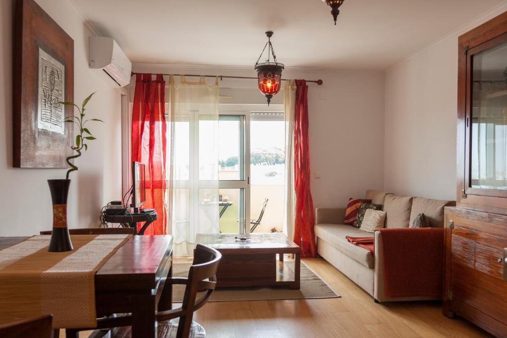 uma sala de estar com um sofá e uma mesa em Casa das Olaias & closed parking em Lisboa