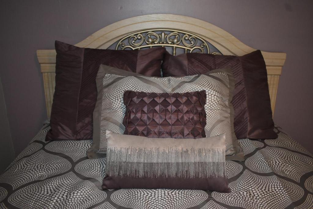 - un lit avec des oreillers marron et blanc dans l'établissement Cozy 2 Bedroom House, à Adrian