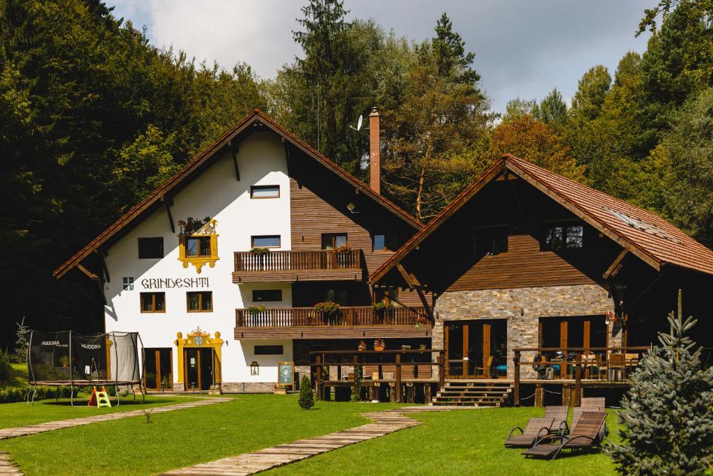 バリウグにあるGasthaus Grindeshtiの木造の屋根の大きな白い家