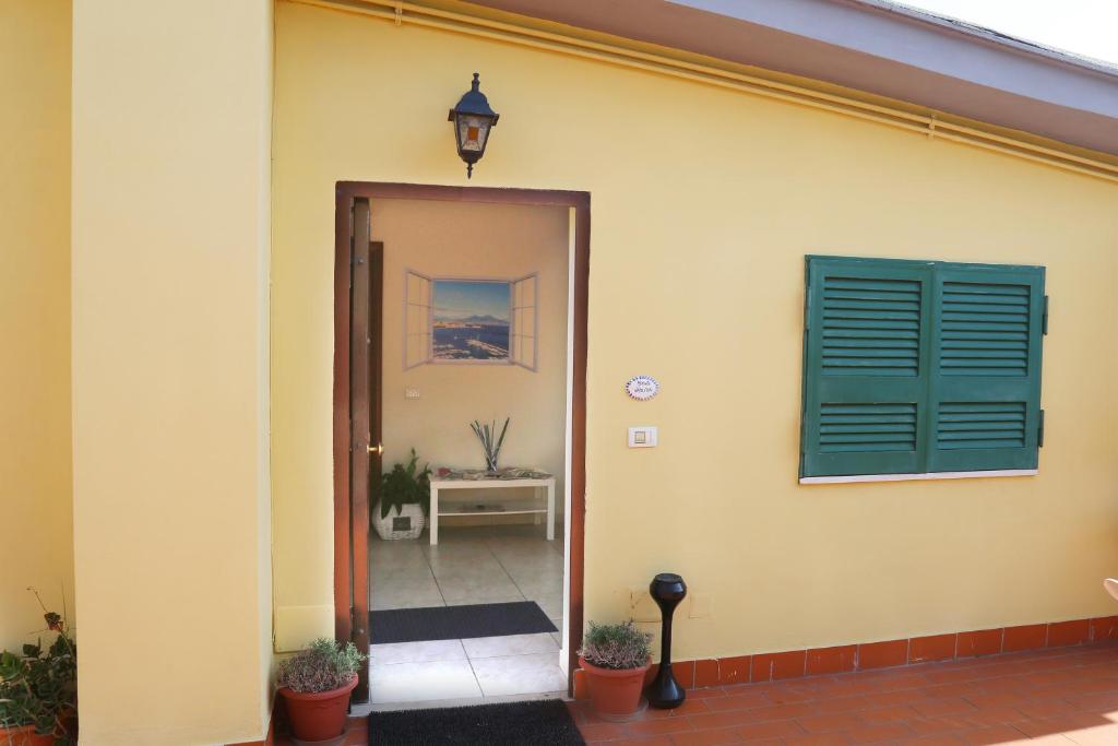 ナポリにあるMomento Napoletanoの緑のドアとテーブルのある廊下