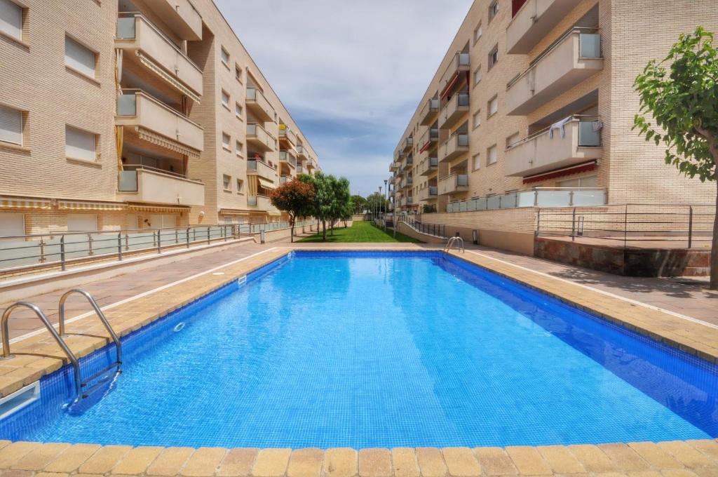 uma piscina no meio de um edifício em Apartment Nathania A146 em Lloret de Mar