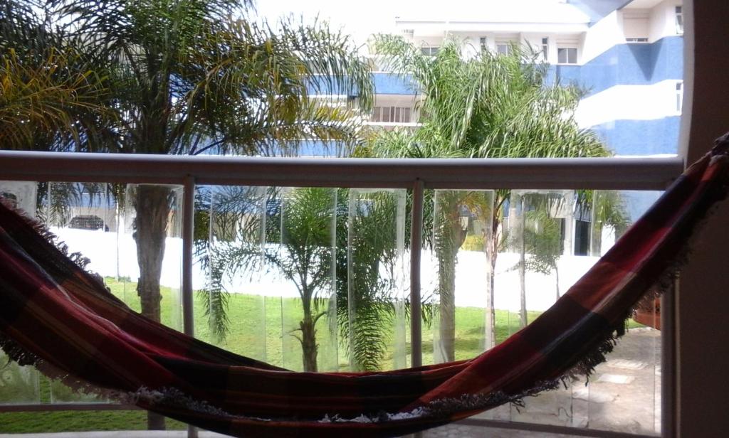 hamaca en una ventana con vistas a los árboles en V. Gaivota 1 quarto, en Florianópolis