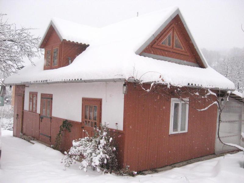 ヤレムチャにあるDoriankaの雪の上の赤い家