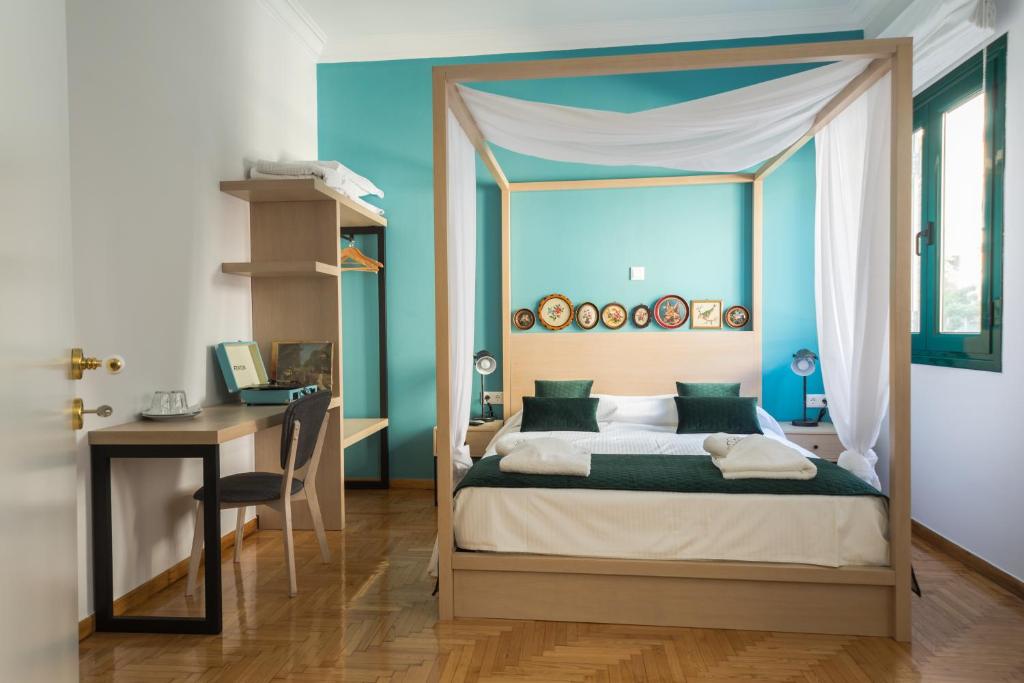 Neratzia Rooms في أثينا: غرفة نوم مع سرير المظلة ومكتب