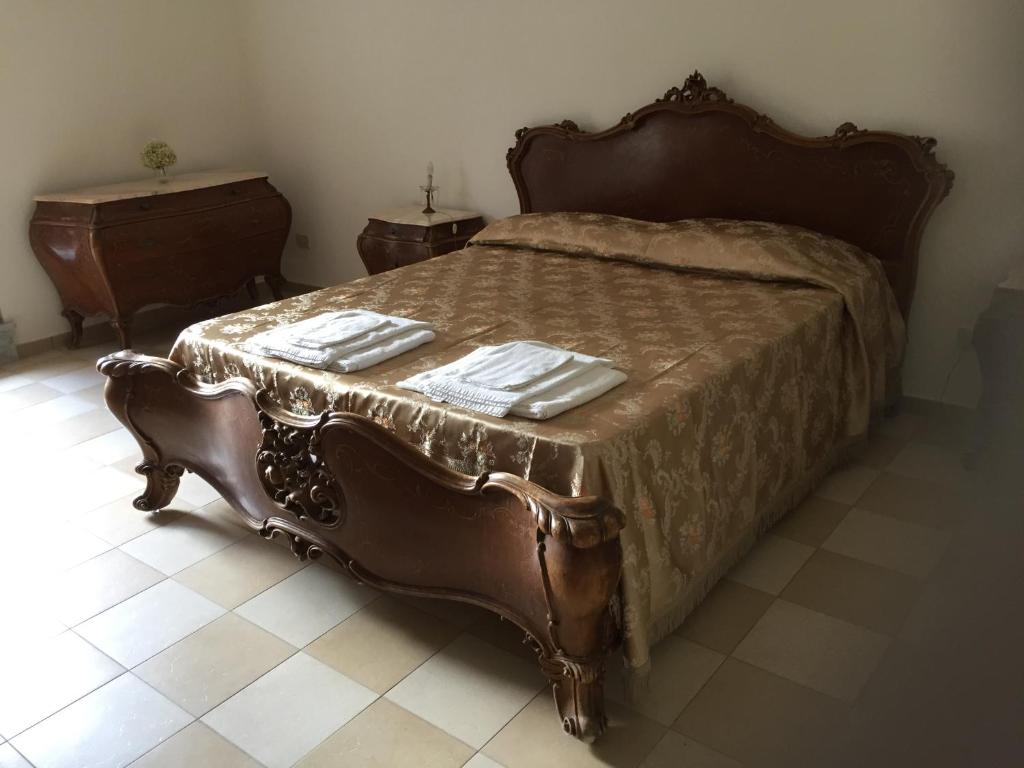 un letto con un tavolo con due tovaglioli sopra di Villa Caterina a Sapri