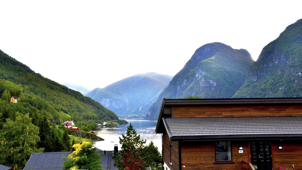 uma casa com vista para um rio e montanhas em Otnes Sør em Aurland