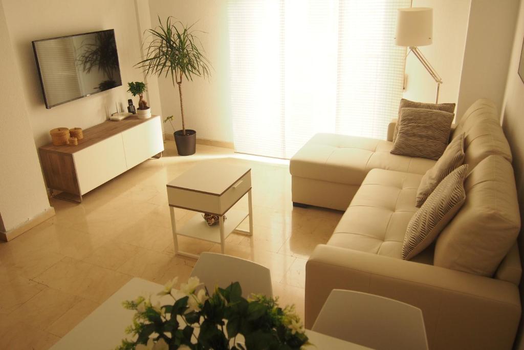 A television and/or entertainment centre at VERO Granada y PARKING en el edificio