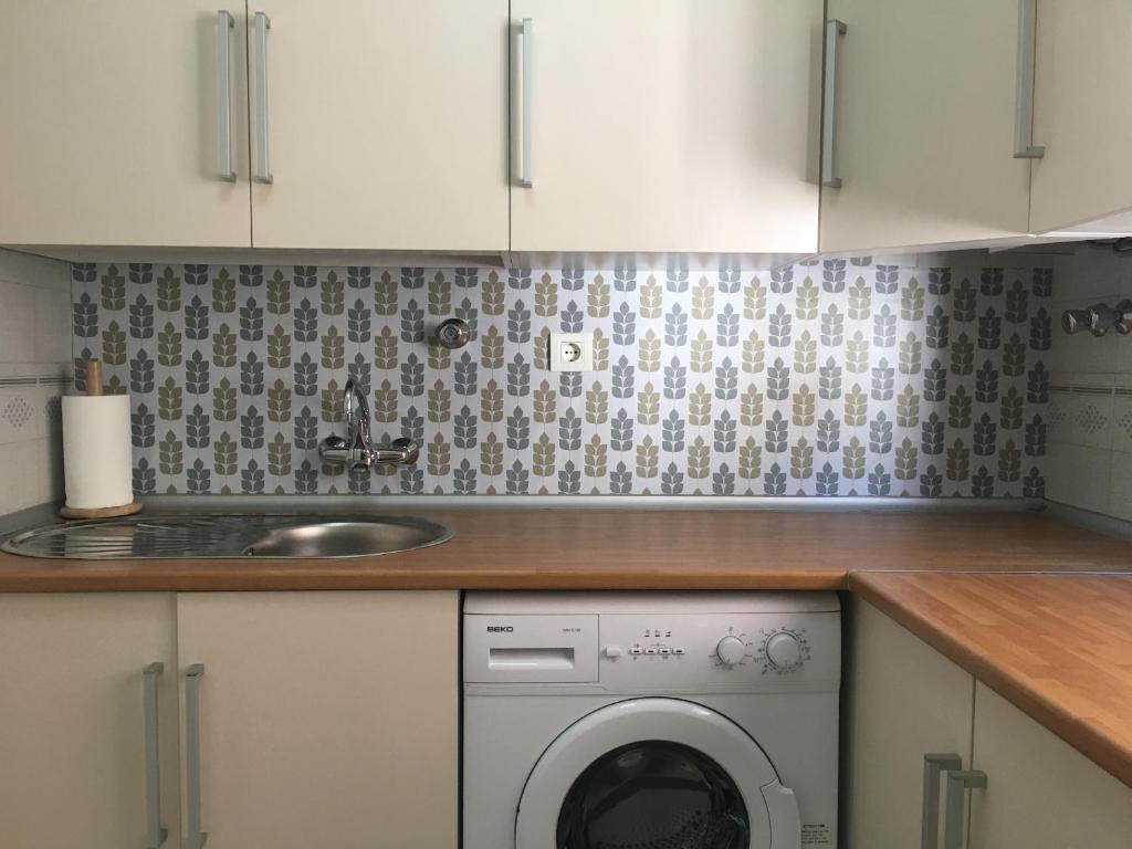 A kitchen or kitchenette at VERO Granada y PARKING en el edificio