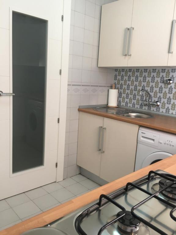 A kitchen or kitchenette at VERO Granada y PARKING en el edificio