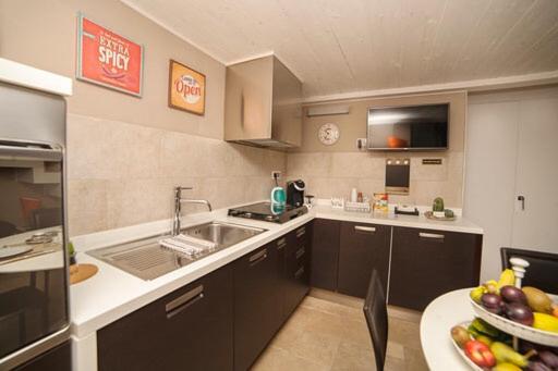 Kuchyň nebo kuchyňský kout v ubytování OroVerde Rooms & Suite nel cuore di Trani