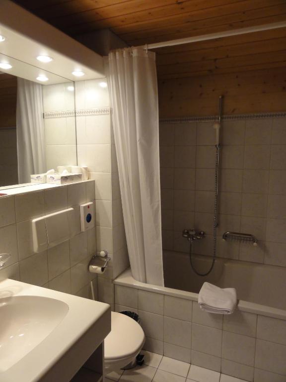 Koupelna v ubytování Hotel Steinbock Grindelwald