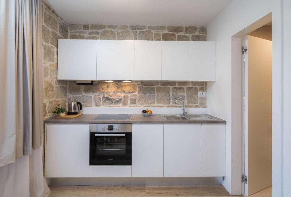 Kuchyň nebo kuchyňský kout v ubytování Mediterra Residence