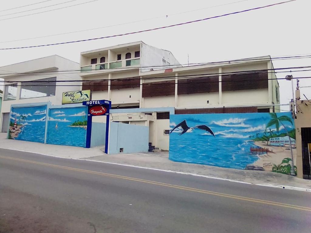 a building with a mural on the side of a street at Hotel Fragata in São Miguel Paulista