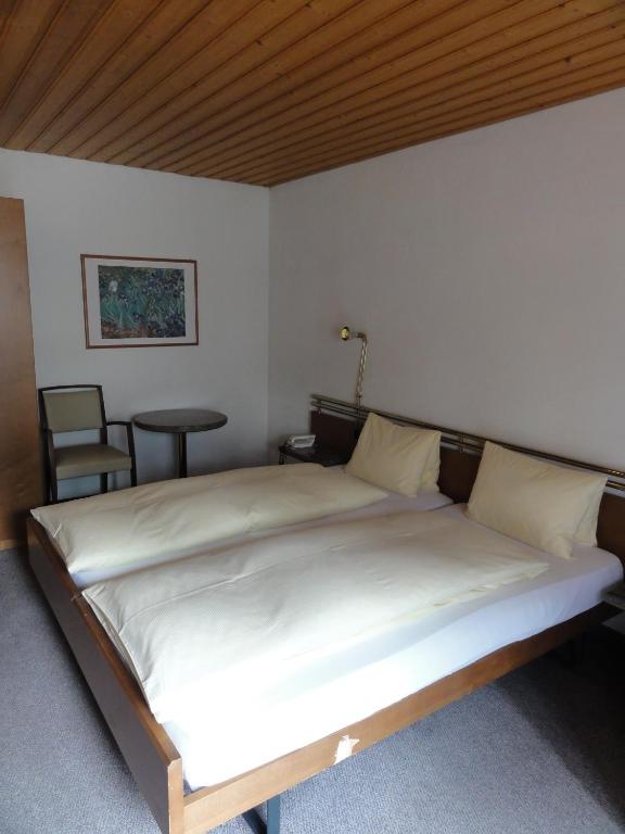 Postel nebo postele na pokoji v ubytování Hotel Steinbock Grindelwald