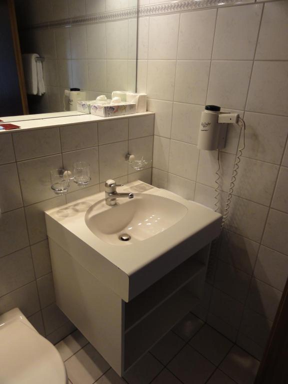 Koupelna v ubytování Hotel Steinbock Grindelwald
