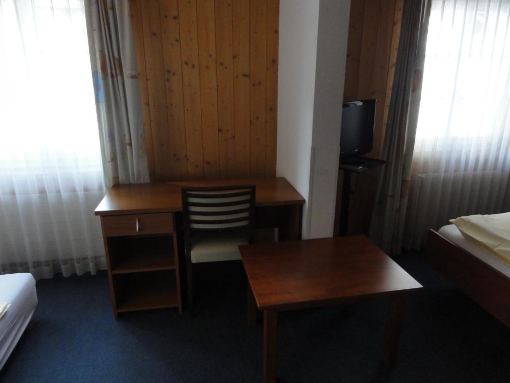 Postel nebo postele na pokoji v ubytování Hotel Steinbock Grindelwald