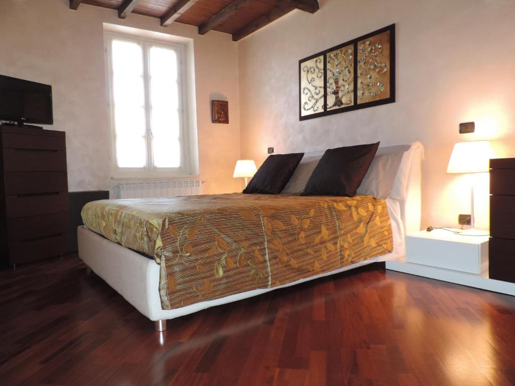 ein Schlafzimmer mit einem großen Bett und einem Fenster in der Unterkunft Feeling at Home - Varese Apartment in Varese