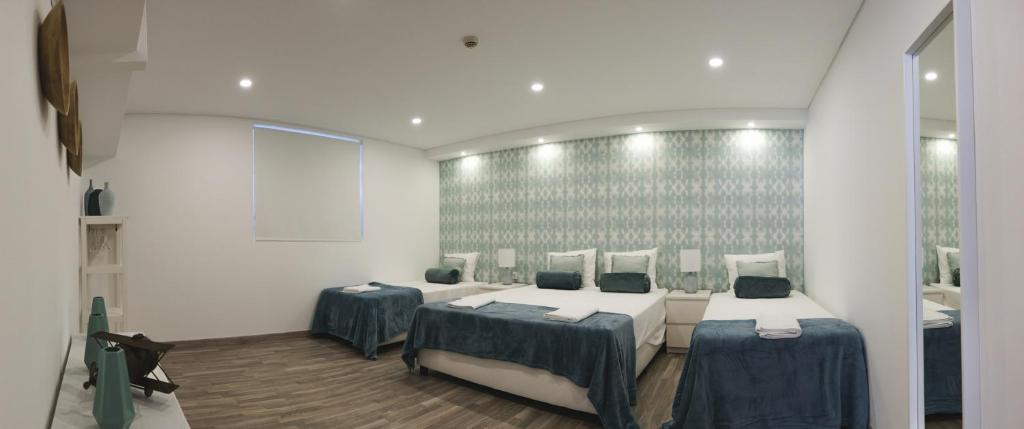 リスボンにある4U Lisbon VI Guesthouse Airportのベッド2台が備わる部屋